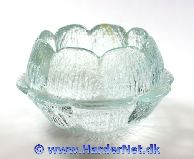 Water Lily candlestick, �kande bloklysestage designet af Sidse Werner for Holmegaard Glasv�rk i 1975
