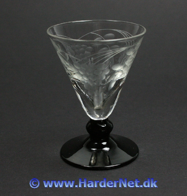 Snaps glas m/slebet drueklase m/19 druer designet af Kastrup Glasv�rk i 1950