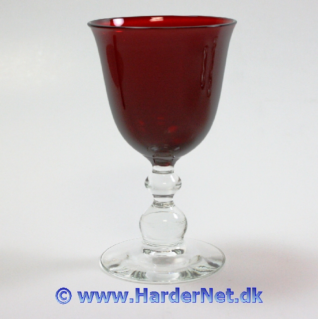 Hans Christian Andersen glasservice med r�d klokkeformet kumme p�sat hvidt glas fod og profileret stilk designet af Per L�tken for Holmegaard Glasv�rk i 1953 producere i en kort periode frem mod 1965.