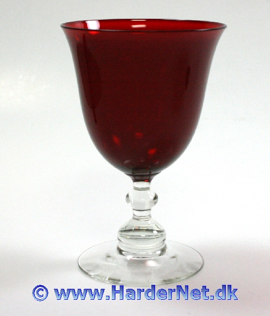 Hans Christian Andersen glasservice med r�d klokkeformet kumme p�sat hvidt glas fod og profileret stilk designet af Per L�tken for Holmegaard Glasv�rk i 1953 producere i en kort periode frem mod 1965.