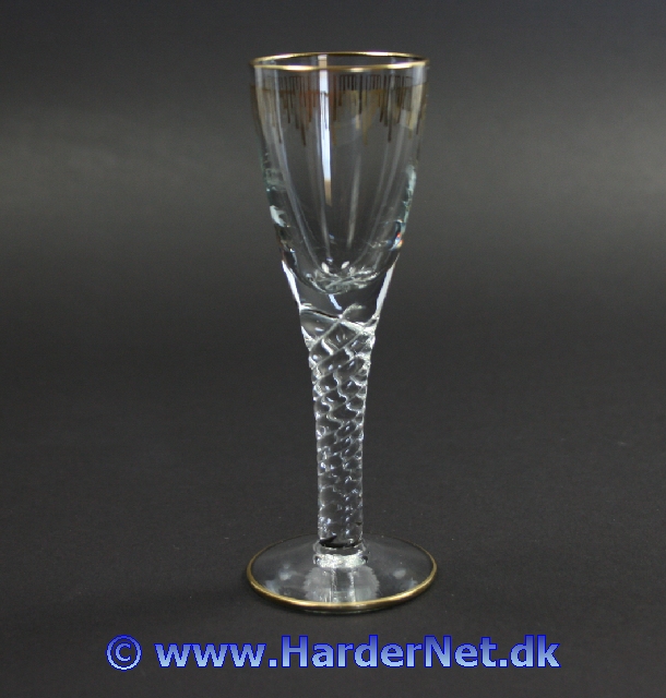Marselisborg/Amager snaps glas med dekoration i Guld p� kummen, drikkerand og fod designet af Jacob E. Bang for Kastrup Glasv�rk i 1955.