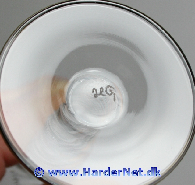 Marselisborg snaps glas med "Amager" glasservice form med dekoration i Guld p� kummen, drikkerand og fod.