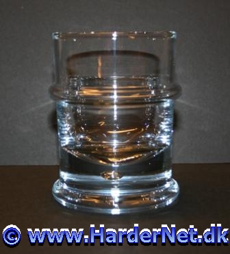 Sjus glas fra Regiment serien designet af Sidse Werner for Holmegaard og produceret p� Fyens Glasv�rk fra 1973 og i en �rr�kke til de udgik af produktion i 1990