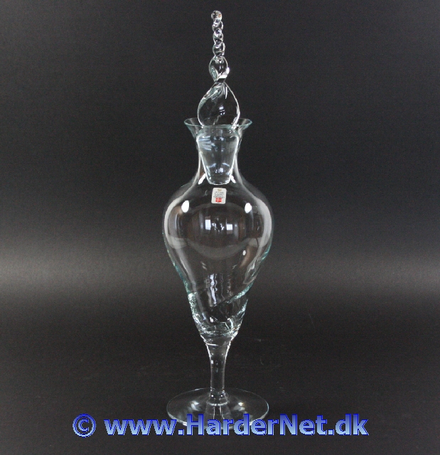 Xanadu karaffel designet af Arje Griegst for Holmegaard Glasv�rk i 1983. Fremg�r af bogen "Dansk Glas 1925-1985" figur 203