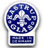 Grundlagt i 1847 p� Amager, som et kulfyret v�rk med mulighed for at f� sejlet r�materialer direkte til glasv�rkets egen kaj. Det var Holmegaards glasv�rk, der grundlagde Kastrup Glasv�rk, hvor man fra 1867 startede en produktion af drikkeglas. I 1873 udskiltes v�rket fra Holmegaards glasv�rk, men i 1965 blev Kastrup igen en del af Holmegaard under navnet Kastrup-Holmegaard Glasv�rker, et navn, som blev bibeholdt til Kastrup-afdelingen blev endelig nedlagt i 1979.